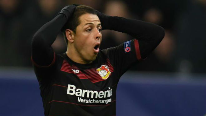 Chicharito paga apuesta y se rapa, checa el video